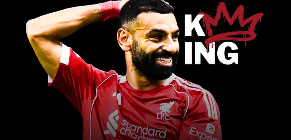 Jugador de Liverpool celebrando con camiseta roja