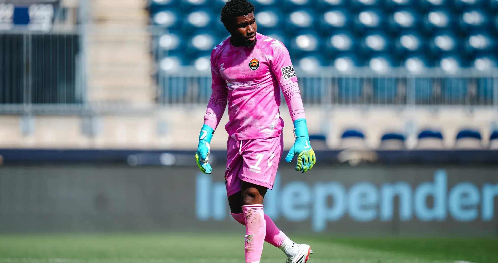 Portero con uniforme rosa durante el partido