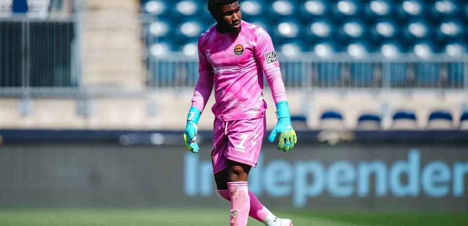 Portero con uniforme rosa durante el partido