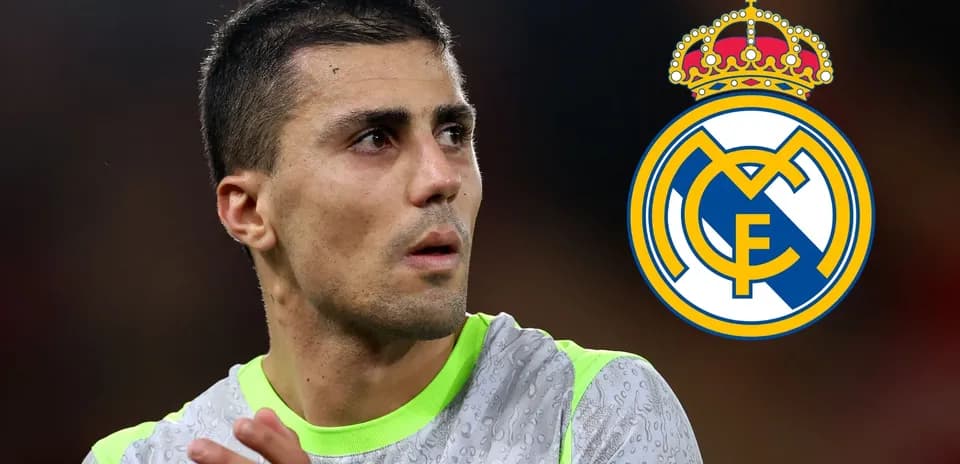 Jugador con uniforme de portero y logo del Real Madrid