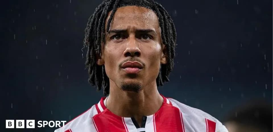 Jugador de Brentford en uniforme con lluvia