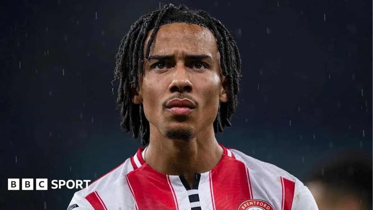 Jugador de Brentford en uniforme con lluvia