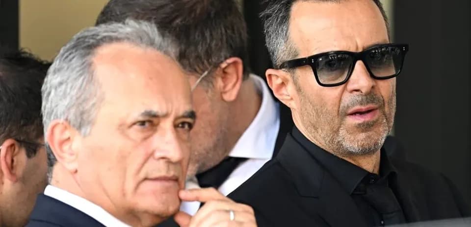 Dos hombres en trajes oscuros en evento