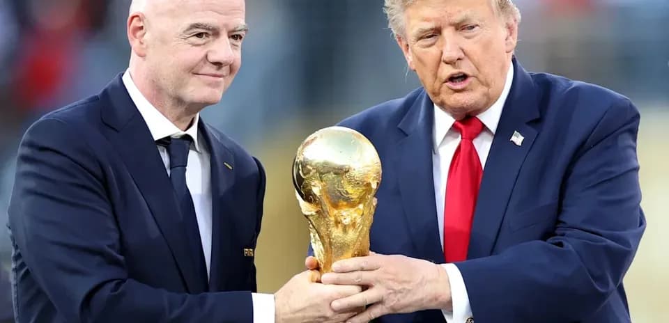 Gianni Infantino y Donald Trump sosteniendo el trofeo de la Copa del Mundo