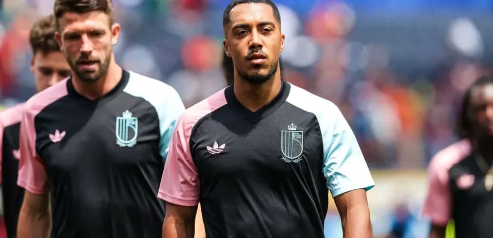 Jugadores caminando al campo en uniforme de entrenamiento