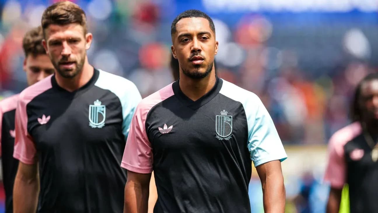 Jugadores caminando al campo en uniforme de entrenamiento