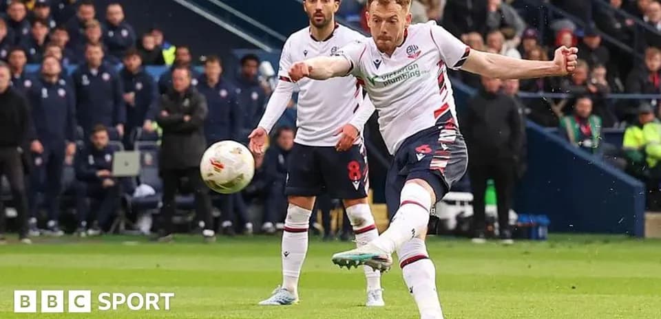 Jugador de Bolton ejecutando un tiro en el partido