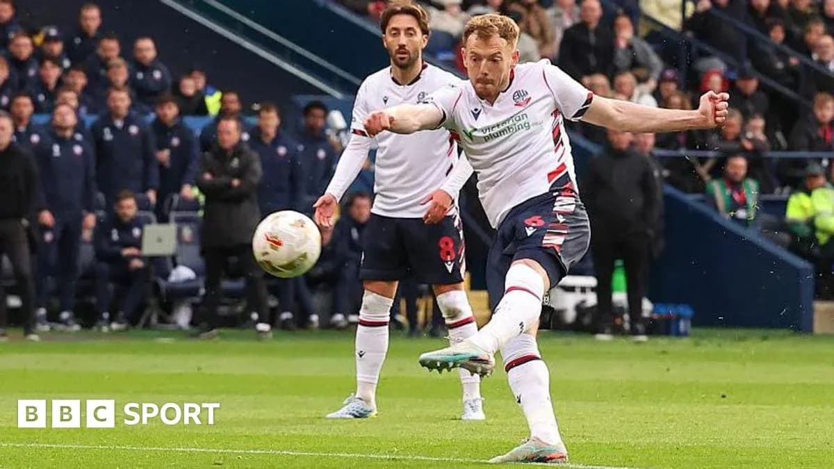 Jugador de Bolton ejecutando un tiro en el partido