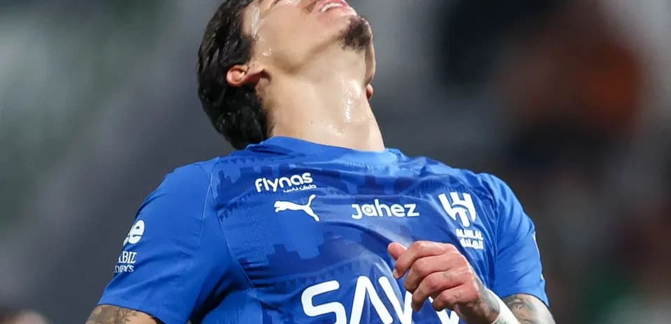 Jugador de fútbol en camiseta azul con gesto de frustración