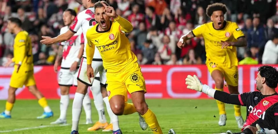 Jugador celebrando un gol frente al portero rival