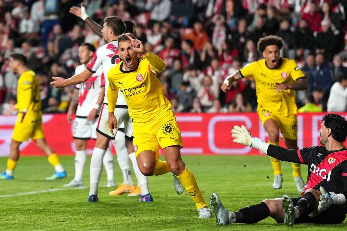 Jugador celebrando un gol frente al portero rival
