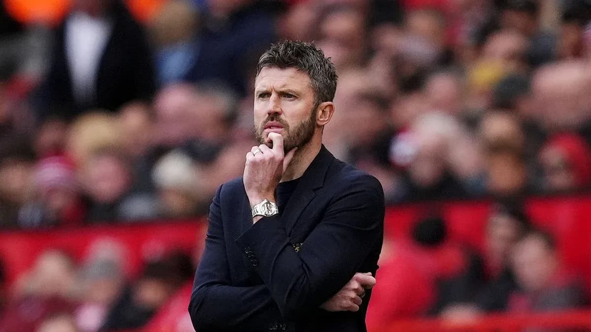 Entrenador observando el partido desde la banda