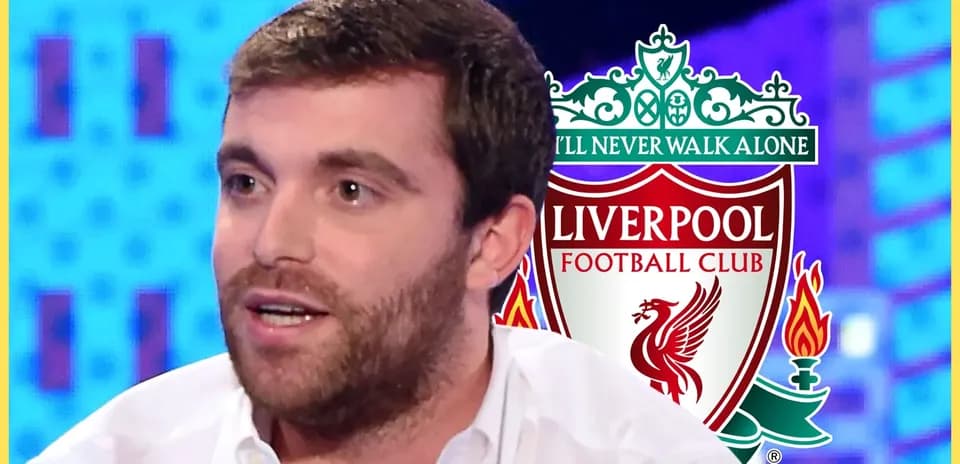 Hombre hablando con fondo del escudo de Liverpool