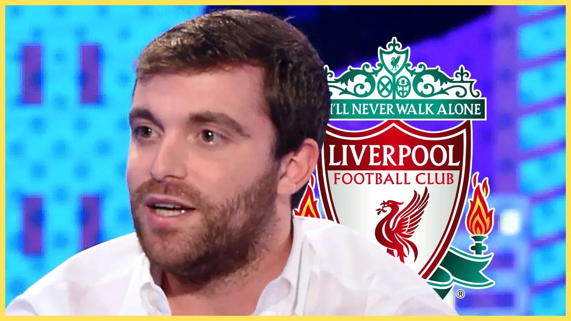 Hombre hablando con fondo del escudo de Liverpool