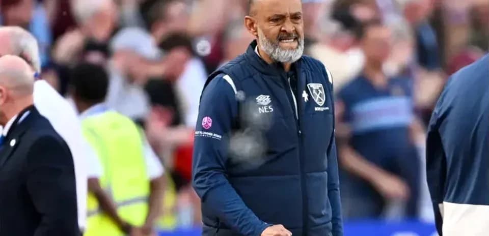 Entrenador celebrando durante un partido de fútbol