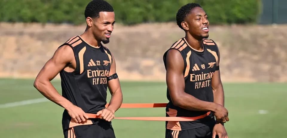 Jugadores entrenando con bandas elásticas en el campo