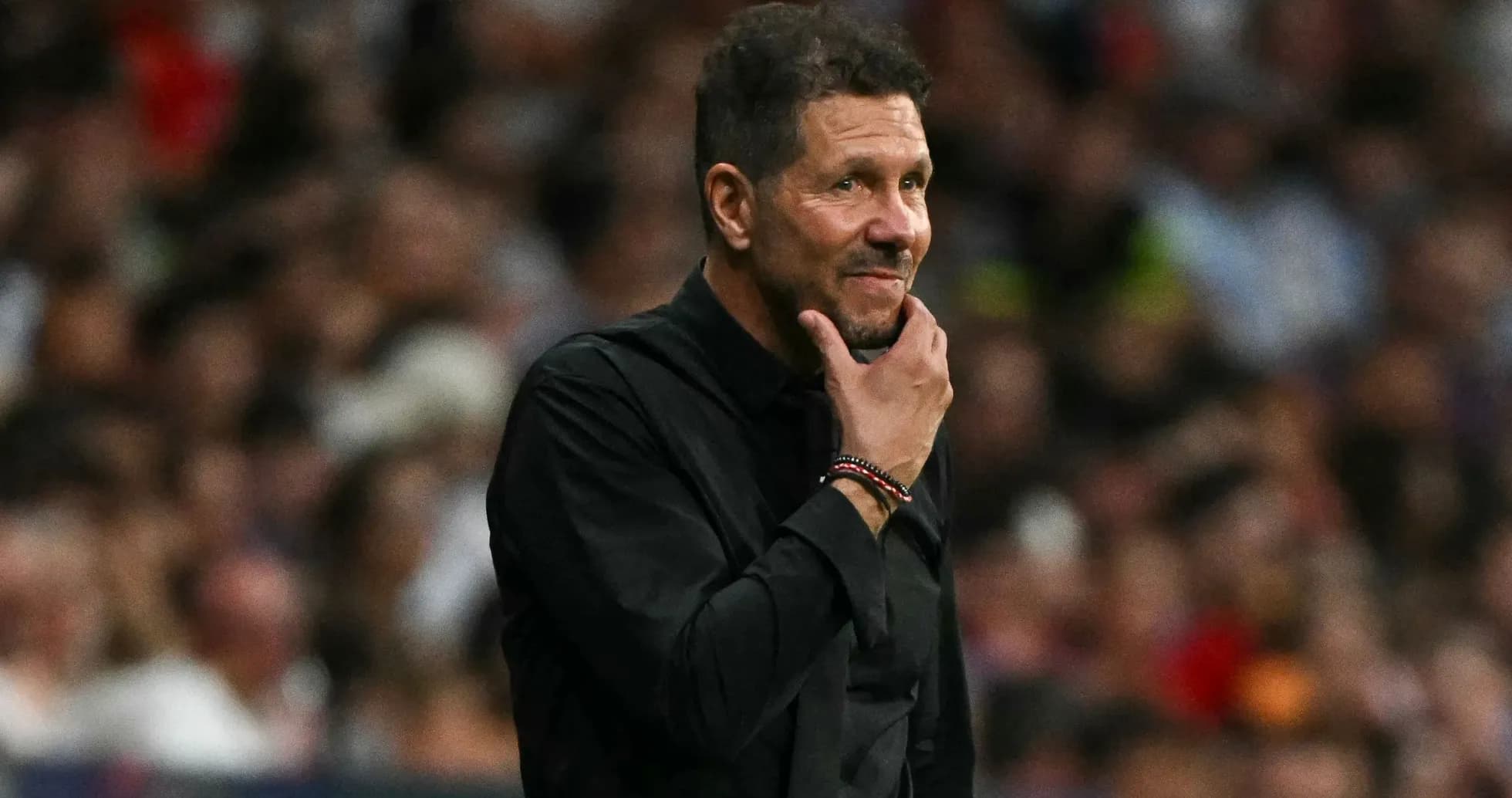 Entrenador observando el juego en el partido