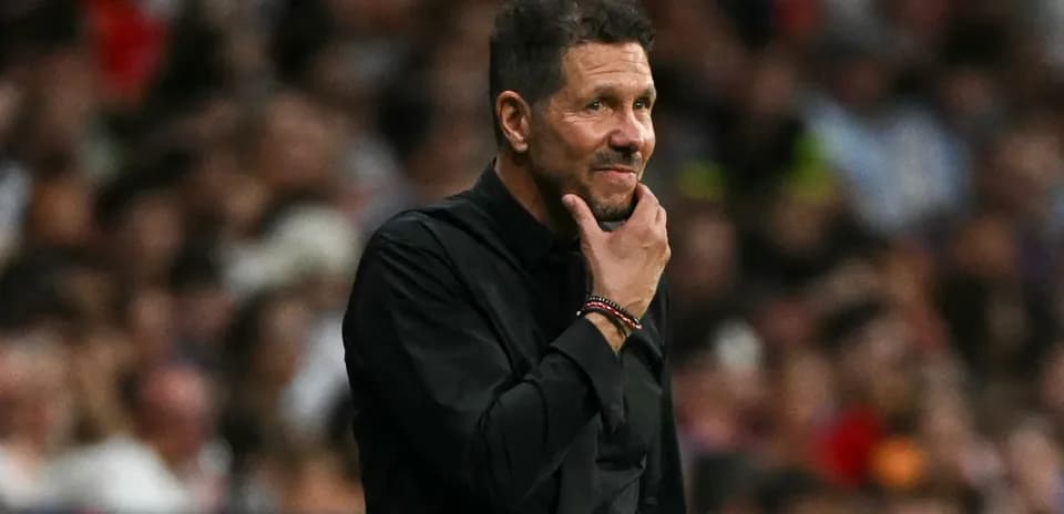 Entrenador observando el juego en el partido