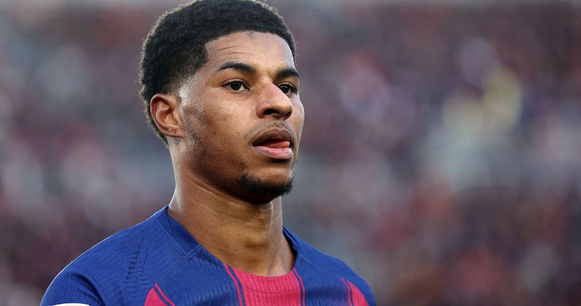 Jugador de fútbol en uniforme de Barcelona en el campo