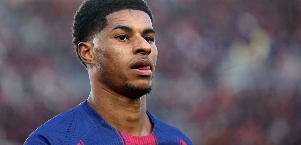 Jugador de fútbol en uniforme de Barcelona en el campo
