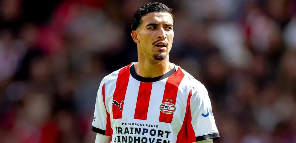 Jugador de PSV en acción durante un partido