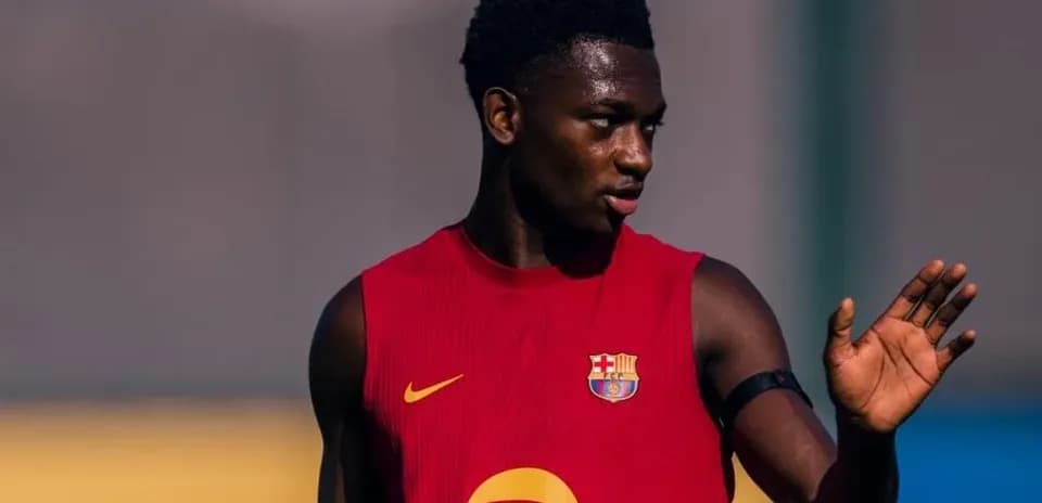Jugador de Barcelona entrenando y saludando
