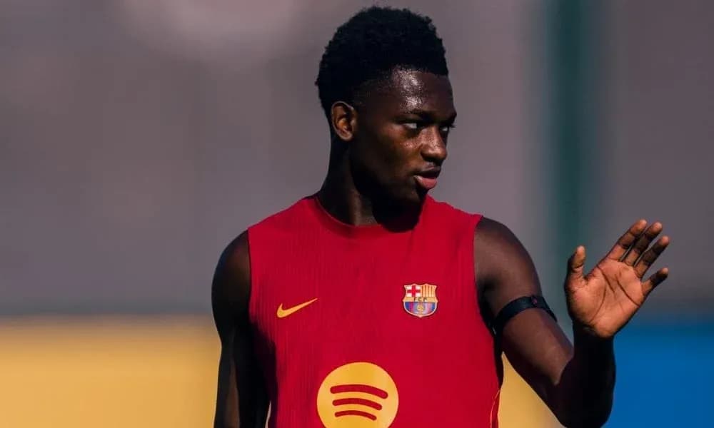 Jugador de Barcelona entrenando y saludando