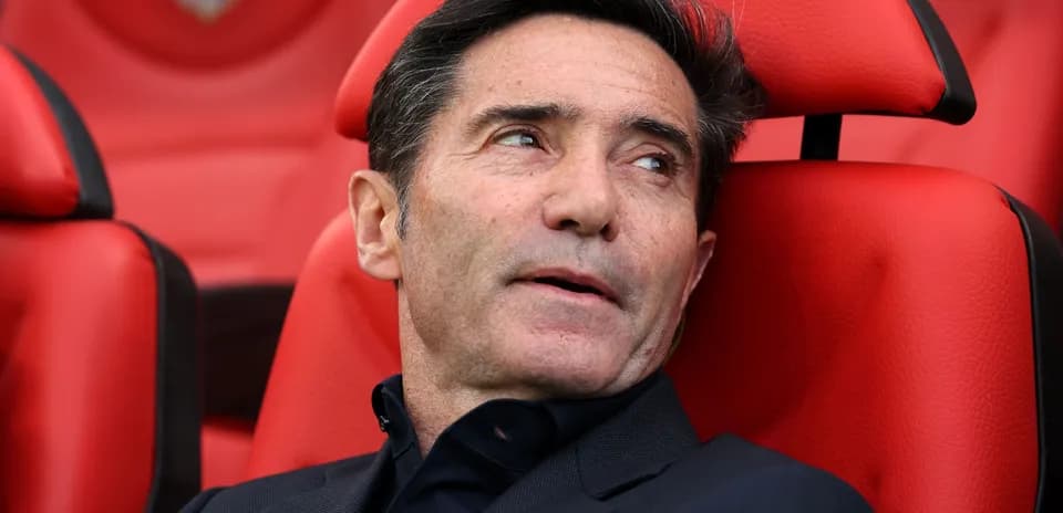 Entrenador sentado en el banquillo durante el partido