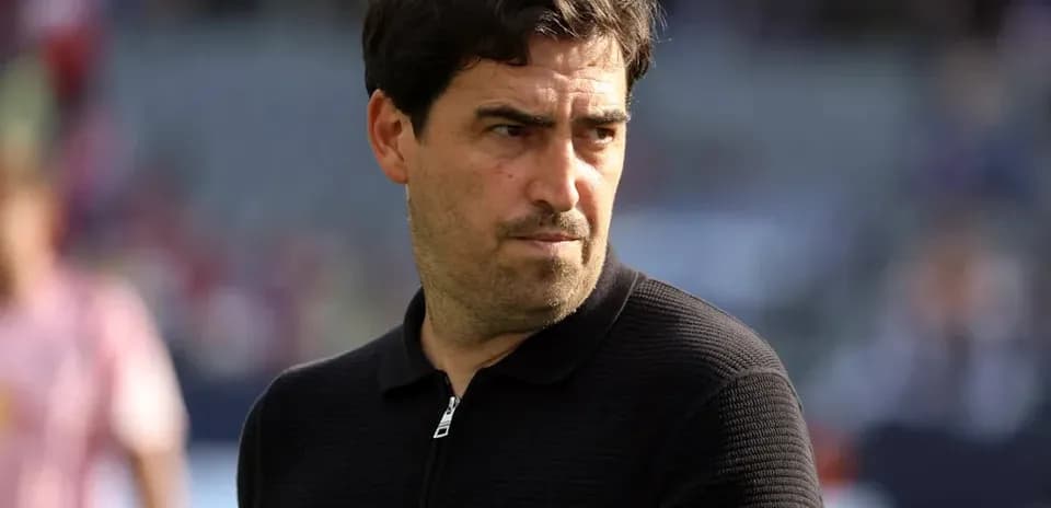 Entrenador observando el calentamiento antes del partido