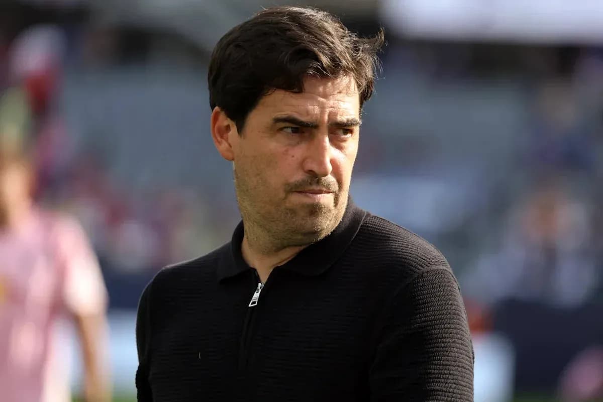 Entrenador observando el calentamiento antes del partido