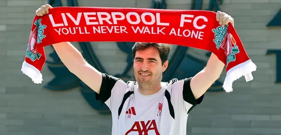 Persona sosteniendo una bufanda de Liverpool FC