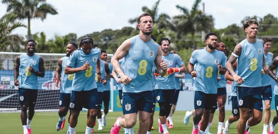 Jugadores de Inglaterra corriendo durante entrenamiento