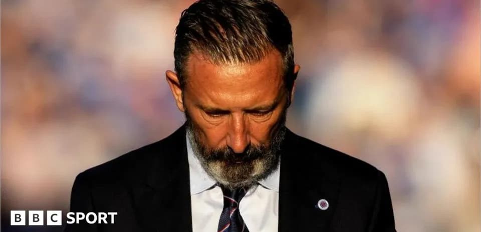 Entrenador mirando hacia abajo en conferencia