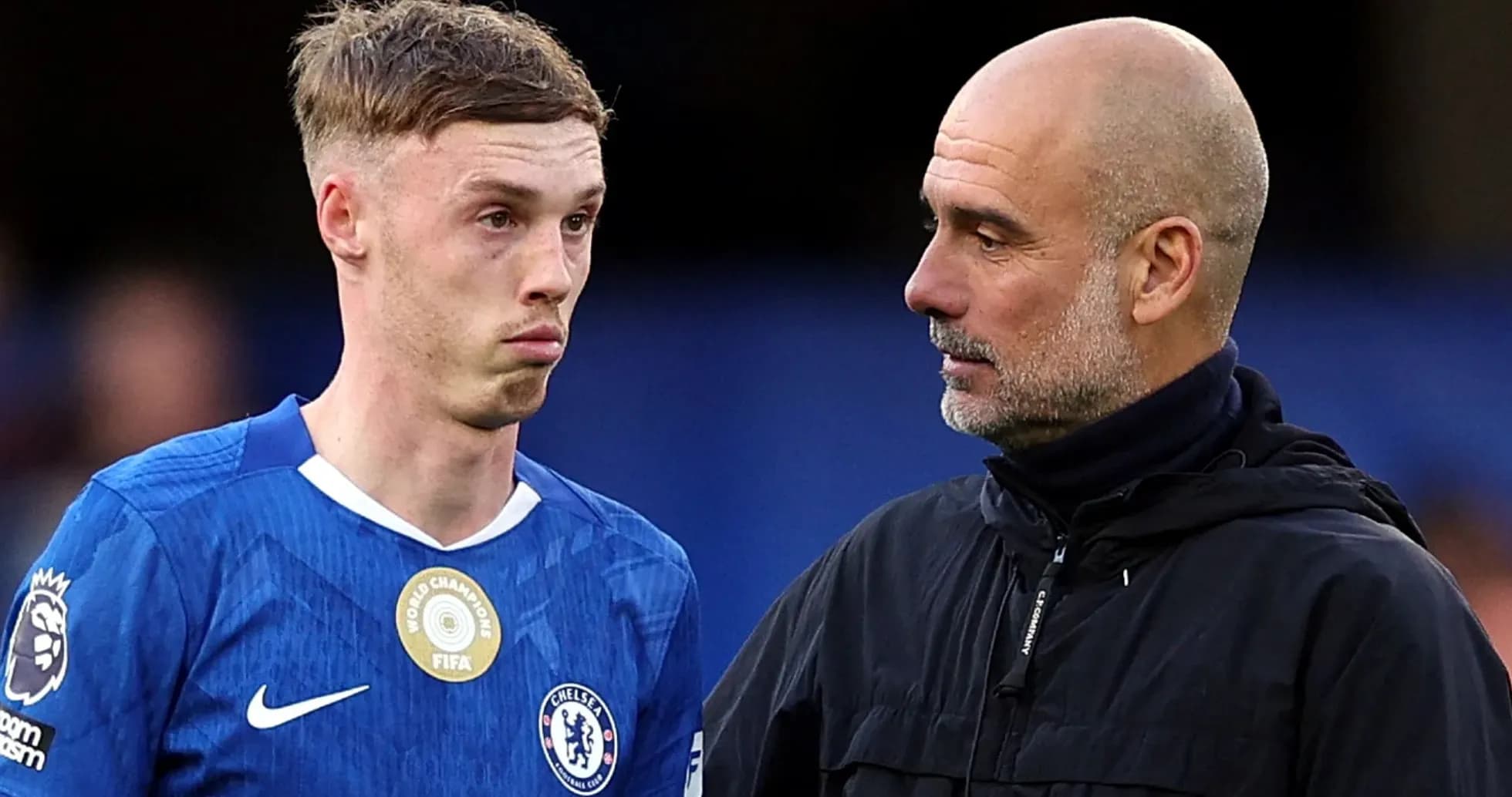 Jugador de Chelsea hablando con entrenador en el campo