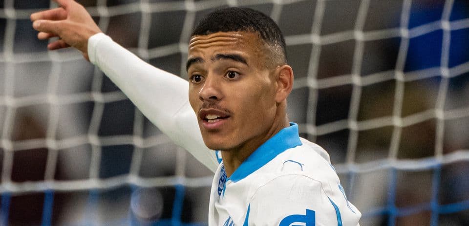 Jugador del Olympique de Marsella señalando durante el partido
