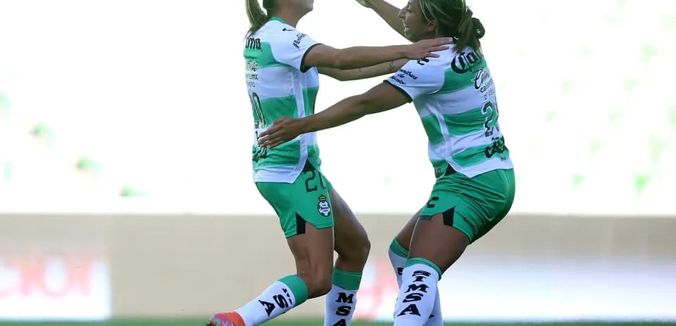 Jugadoras de Santos Laguna celebrando un gol
