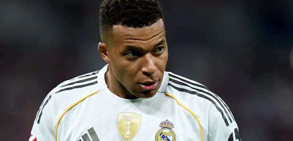 Jugador con camiseta del Real Madrid en el campo
