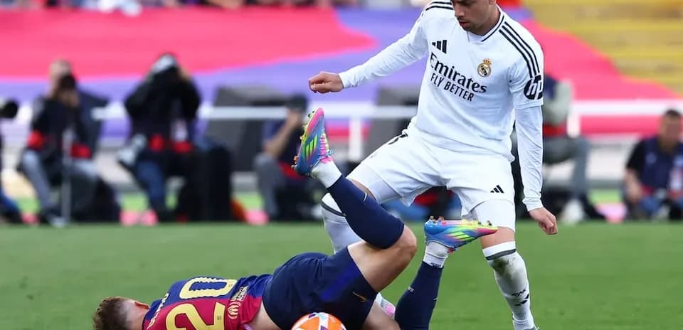 Jugador de Barcelona cae al suelo durante el partido