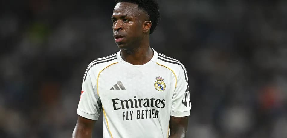 Jugador de Real Madrid en uniforme blanco durante partido