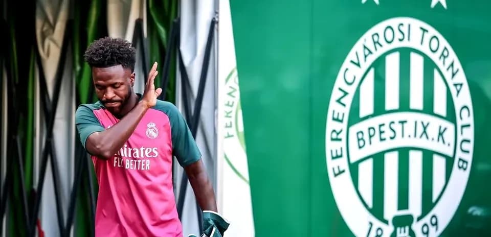 Jugador de Real Madrid saliendo de túnel de vestuarios