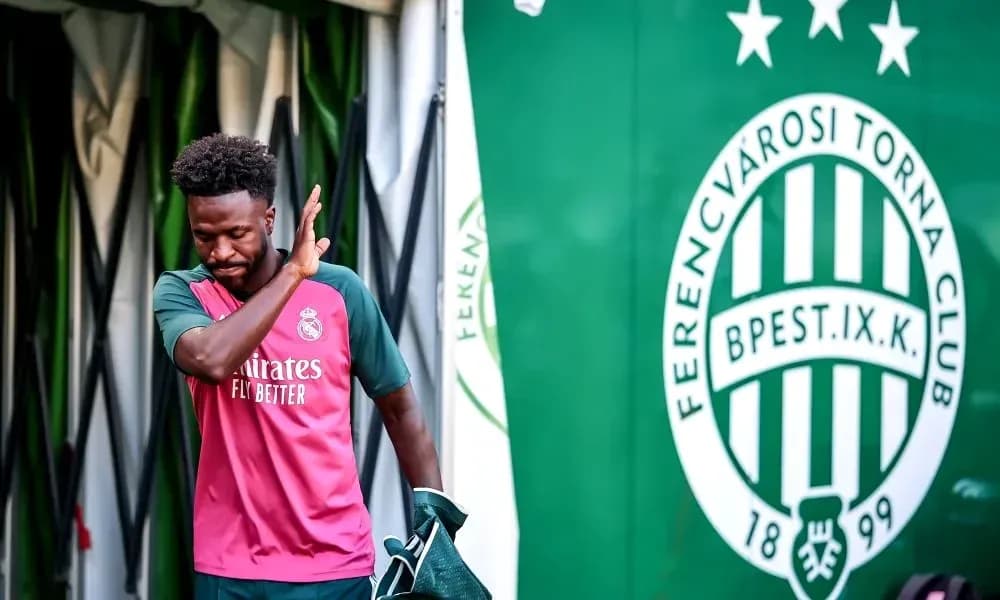 Jugador de Real Madrid saliendo de túnel de vestuarios