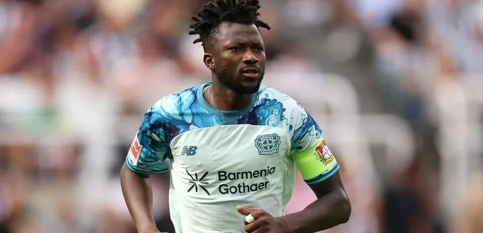 Jugador con camiseta de Bayer Leverkusen en acción