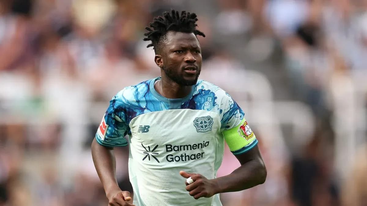 Jugador con camiseta de Bayer Leverkusen en acción
