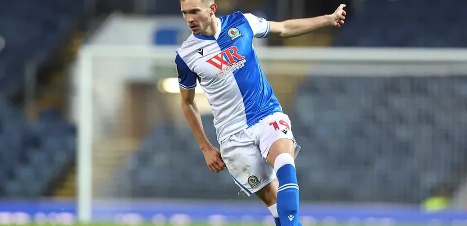 Jugador de Blackburn Rovers en acción durante partido