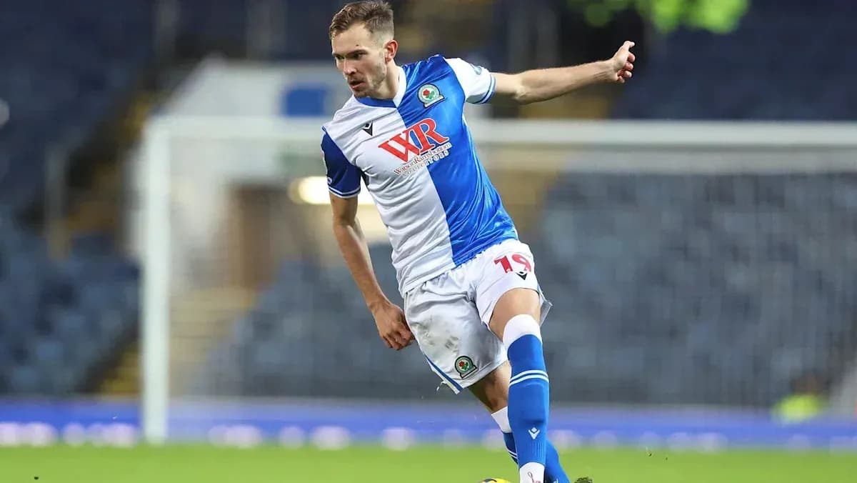 Jugador de Blackburn Rovers en acción durante partido