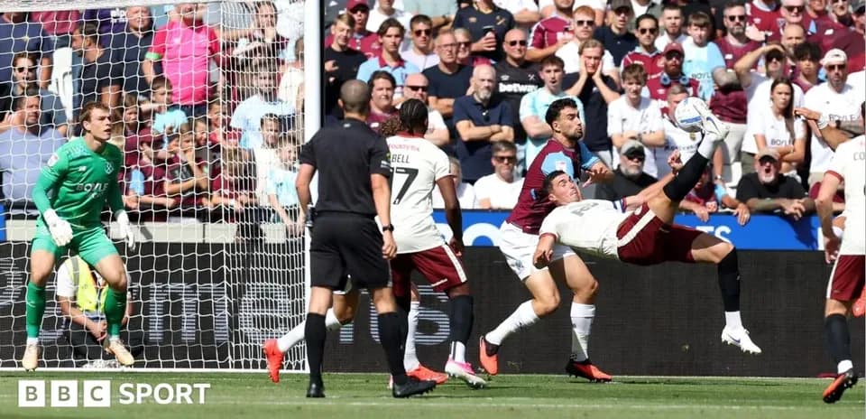 Jugador intentando una acrobacia en el área de gol