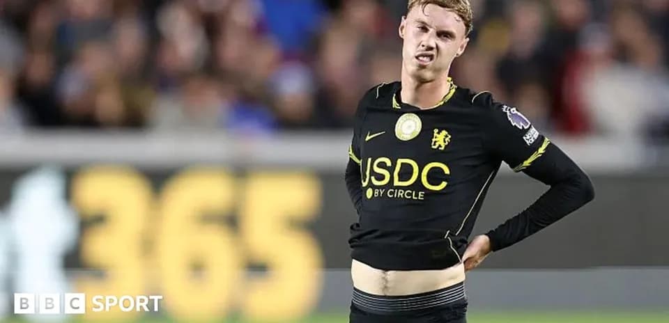 Jugador de Chelsea mostrando molestias durante el partido