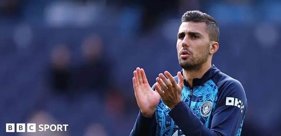 Jugador aplaudiendo durante calentamiento en el estadio