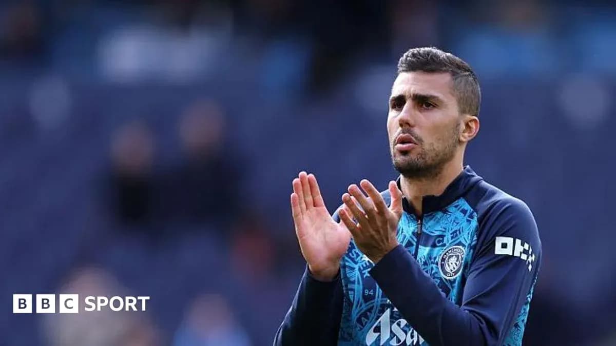 Jugador aplaudiendo durante calentamiento en el estadio