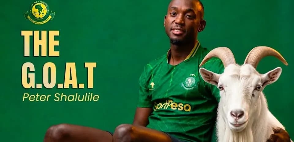 Jugador con camiseta de Young Africans junto a una cabra